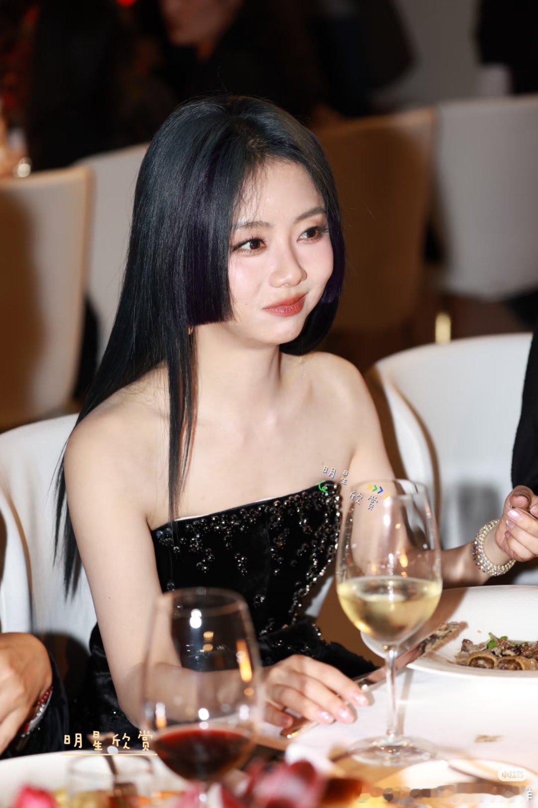 这发型太不适合她了…… ​​​