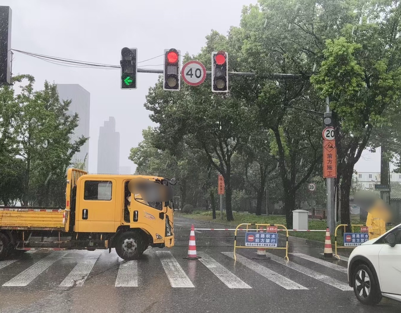 下班路已封... 白海豚 上班