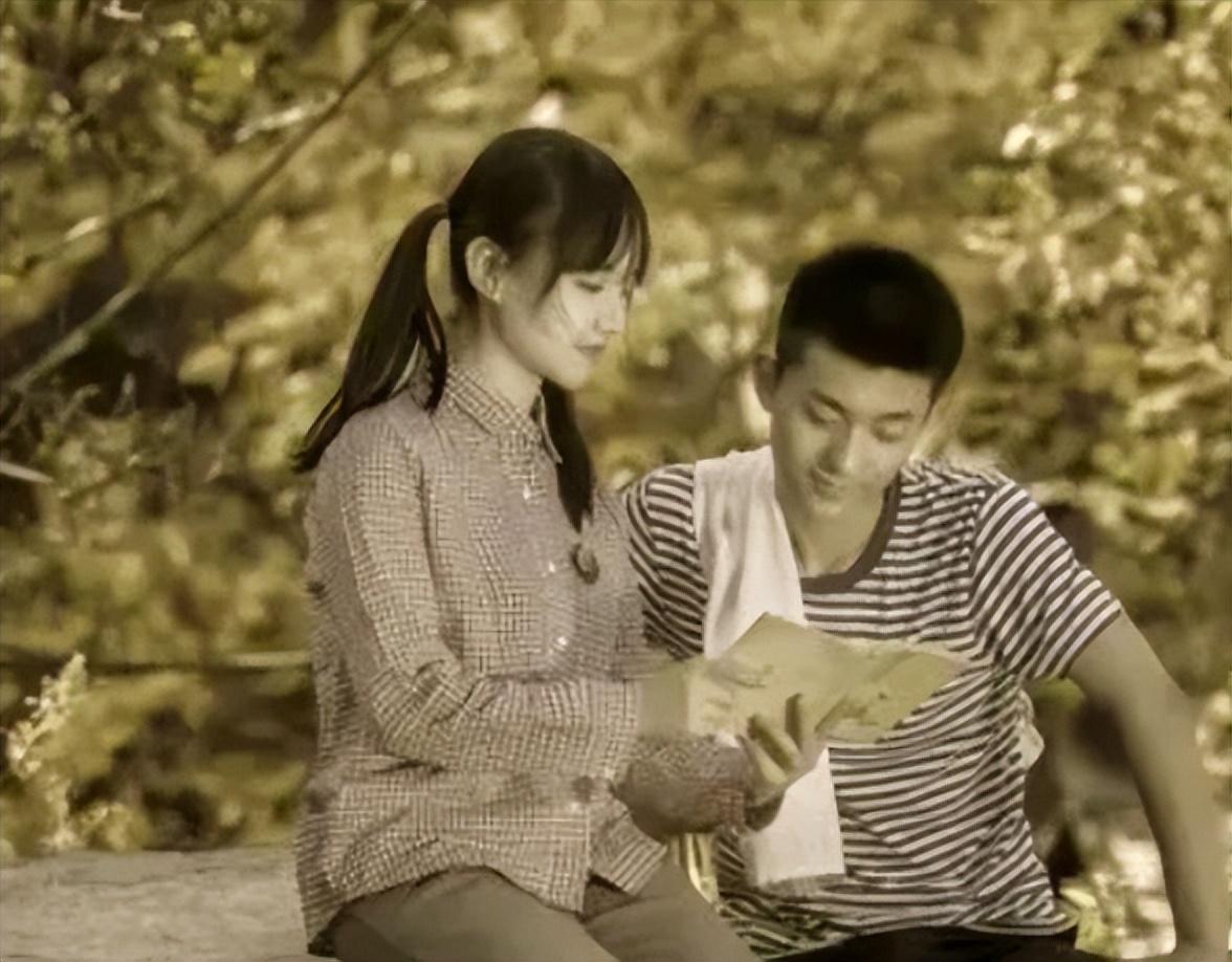1977 年，男知青买了两碗面给哑女，哑女赖着不走，后来日久生情便嫁给了男知青。
