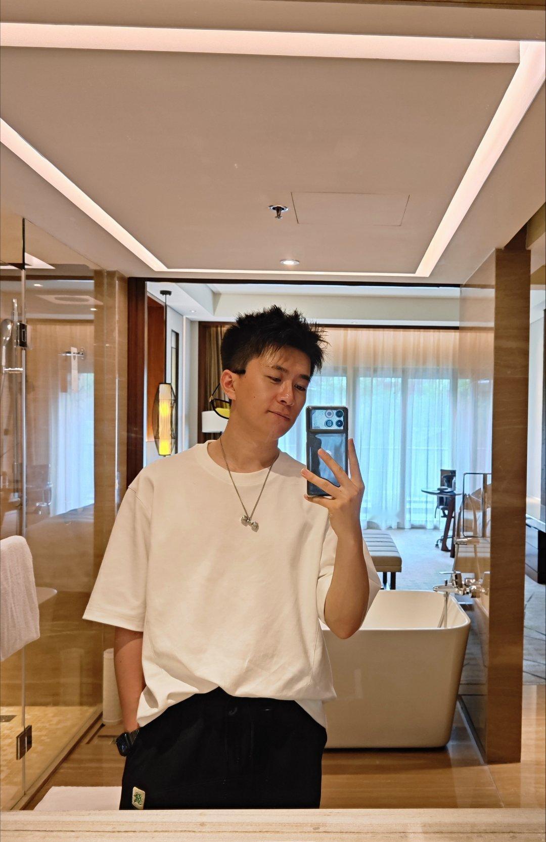 来看的车，有保密协议不能发那就发个不要脸的美颜自拍[doge]来，看看这个精致、