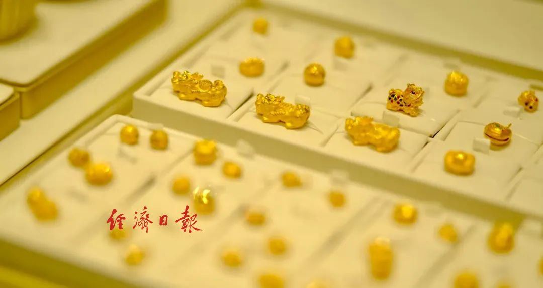 国际原油期货价格9日显著下跌，盘中跌幅一度下探至5%左右。另外，受中东局势紧张引