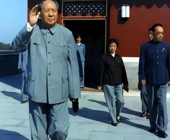 1960年12月的一天，中南海门口来了一个瘦小黝黑的农民。他对警卫员说："我要找