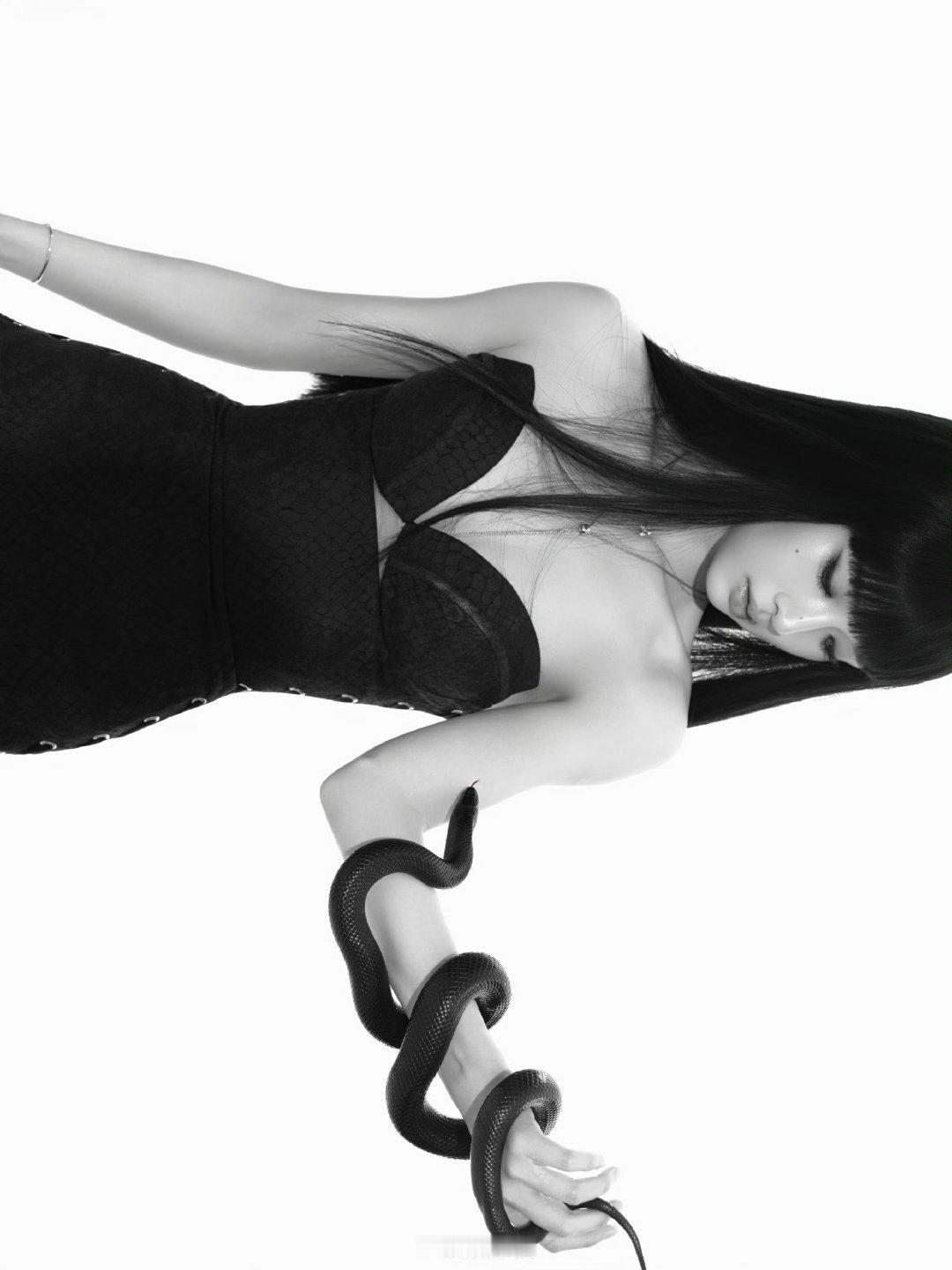 张淼怡视界大会出发图张淼怡黑蛇系造型 好蛊惑好蛊惑，美的不可方物啊 ​​​