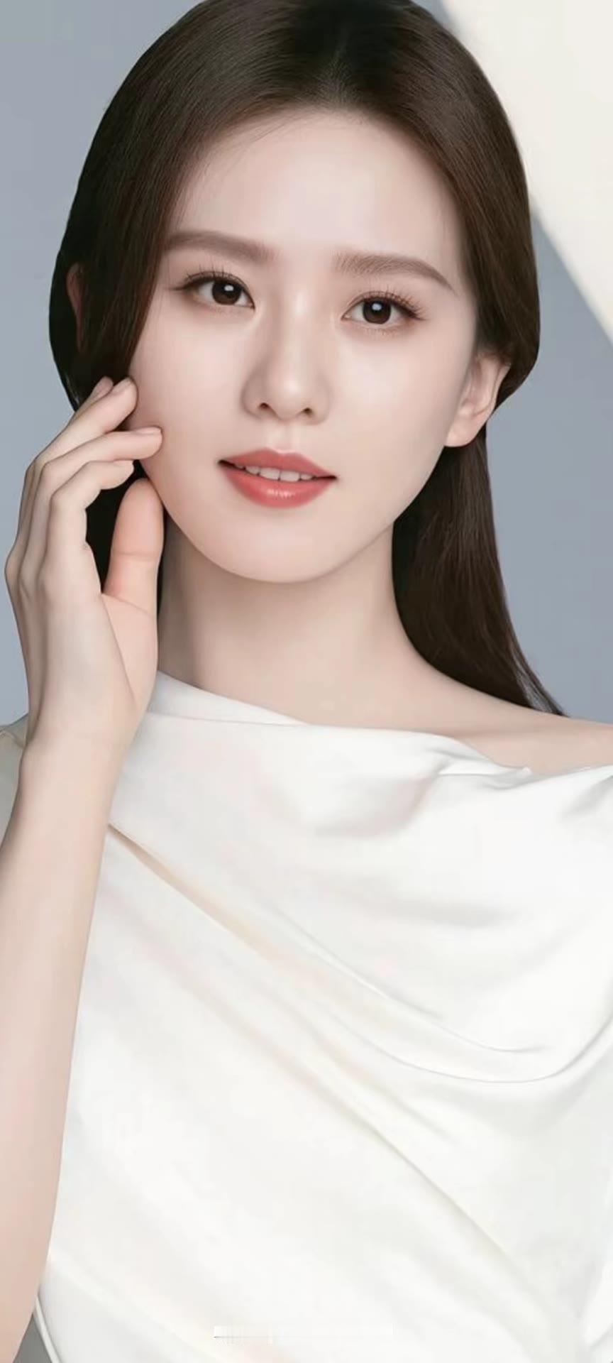 温柔优雅的白色连衣裙，散发着纯净的魅力。