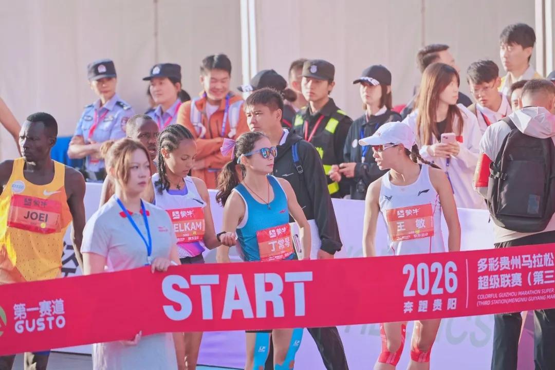 遗憾！贵阳马拉松赛场，卫冕冠军丁常琴在19公里处无奈退赛。身为本土名将，赛前所有