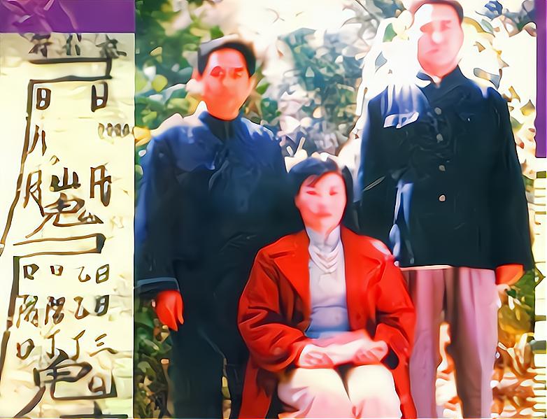 这张褪色的照片已经模糊了，但中间那个身穿红衣端坐的女人，看起来仍然很有气势。

