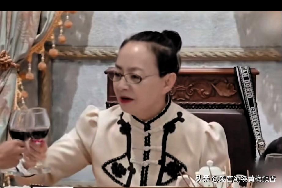宋丹丹在综艺节目中表示，自己最对不起杨紫的事是劝她不要进入演艺圈，没想到她后来这