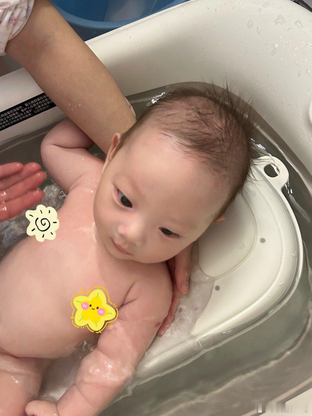 听说有小姨想看我 拿我妈妈手机偷偷更新一下～我刚洗完澡 擦完香香 