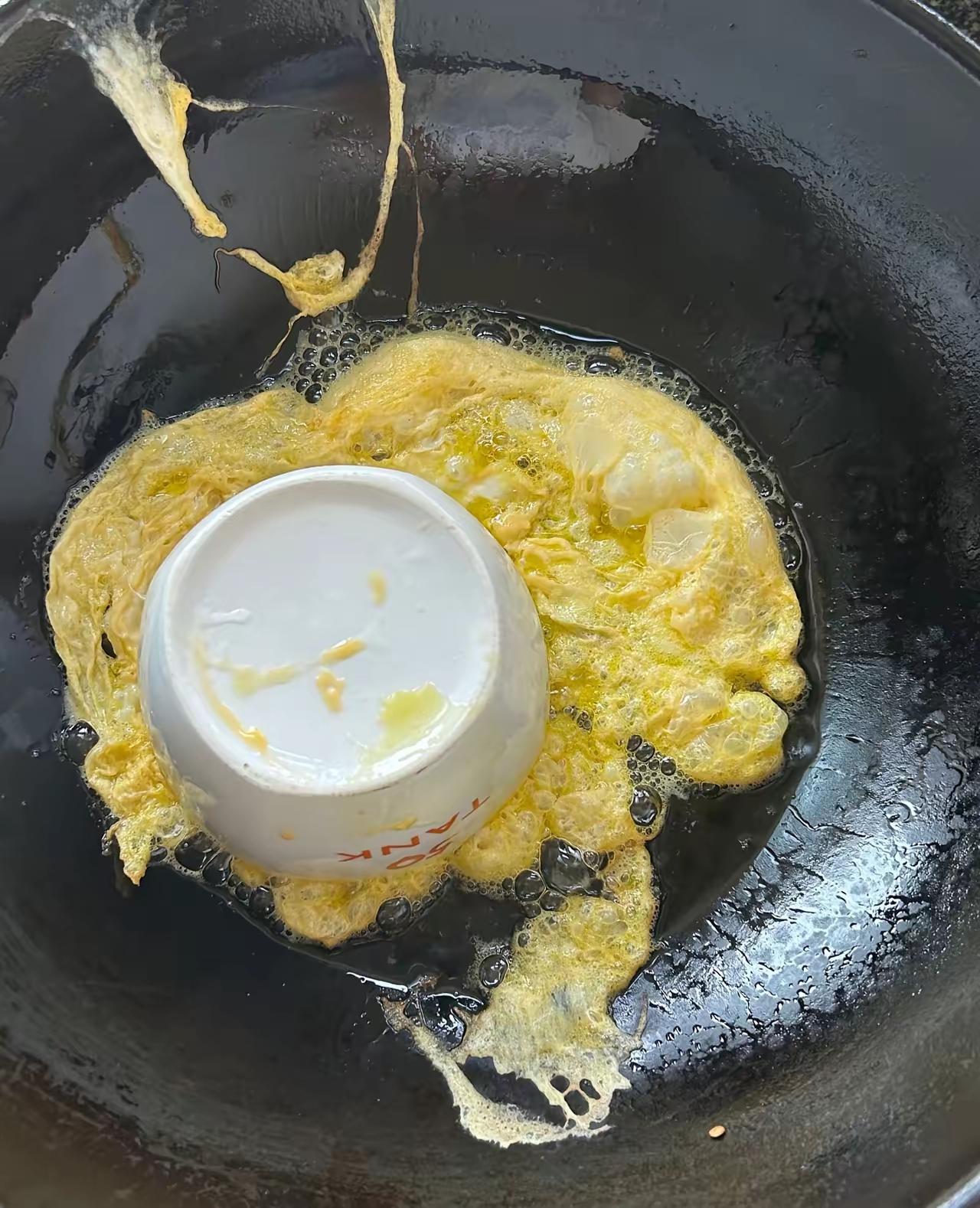 心不在焉了吗？
是啊！一心不可二用，炒着鸡蛋时，思绪已经不知道去了哪儿，脑子里不