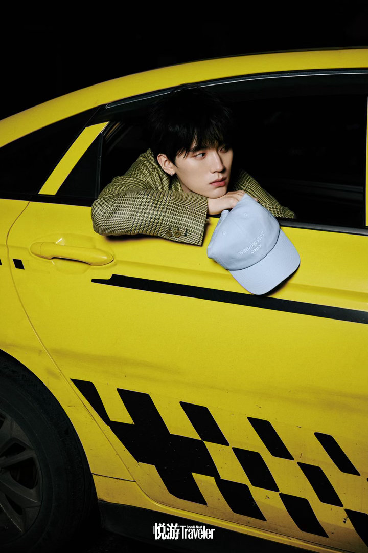 周翊然回家乡拍杂志封面周翊然成名后首回重庆拍封面 成名后第一次回重庆拍封面，对他