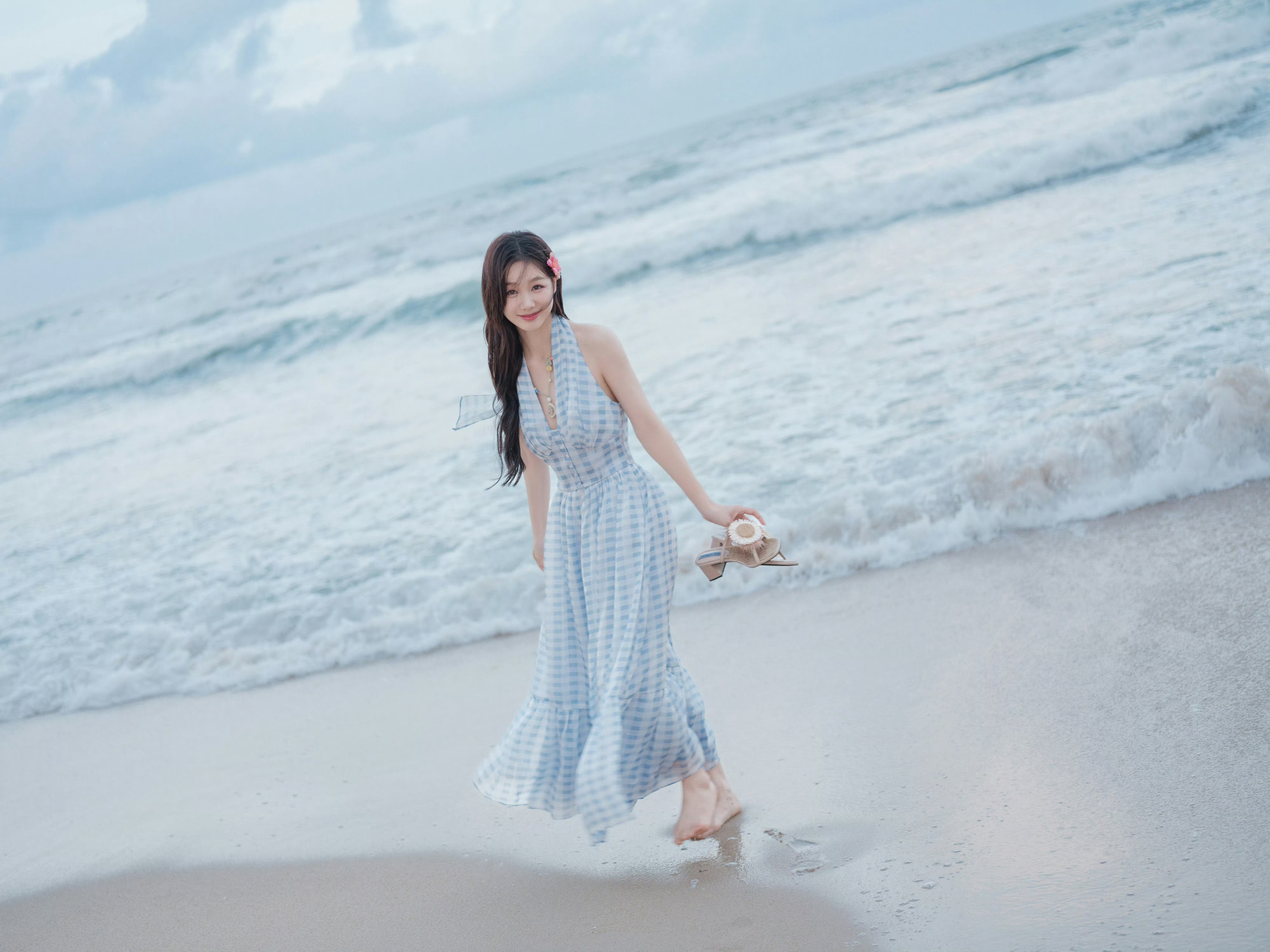 徐梦洁沙滩少女图集：水蓝长裙，好甜美呀。徐梦洁