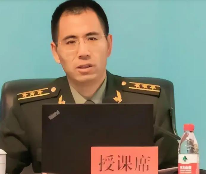 内蒙古当年那位穷得响叮当的光棍董栋小，咬牙砸锅卖铁收养了个才两个月大的弃婴，咬着