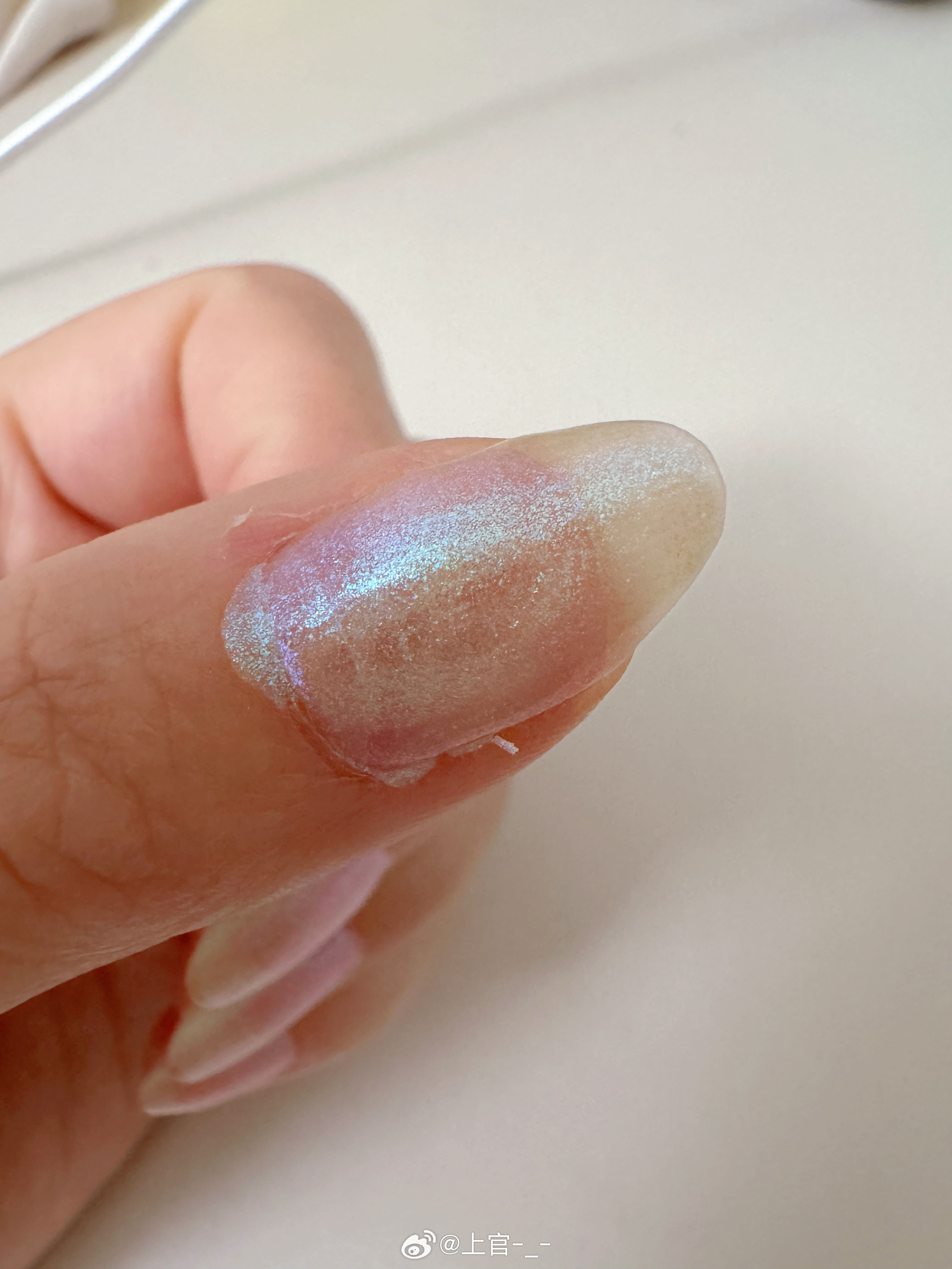 低头一看才发现我今晚涂的指甲油好潦草