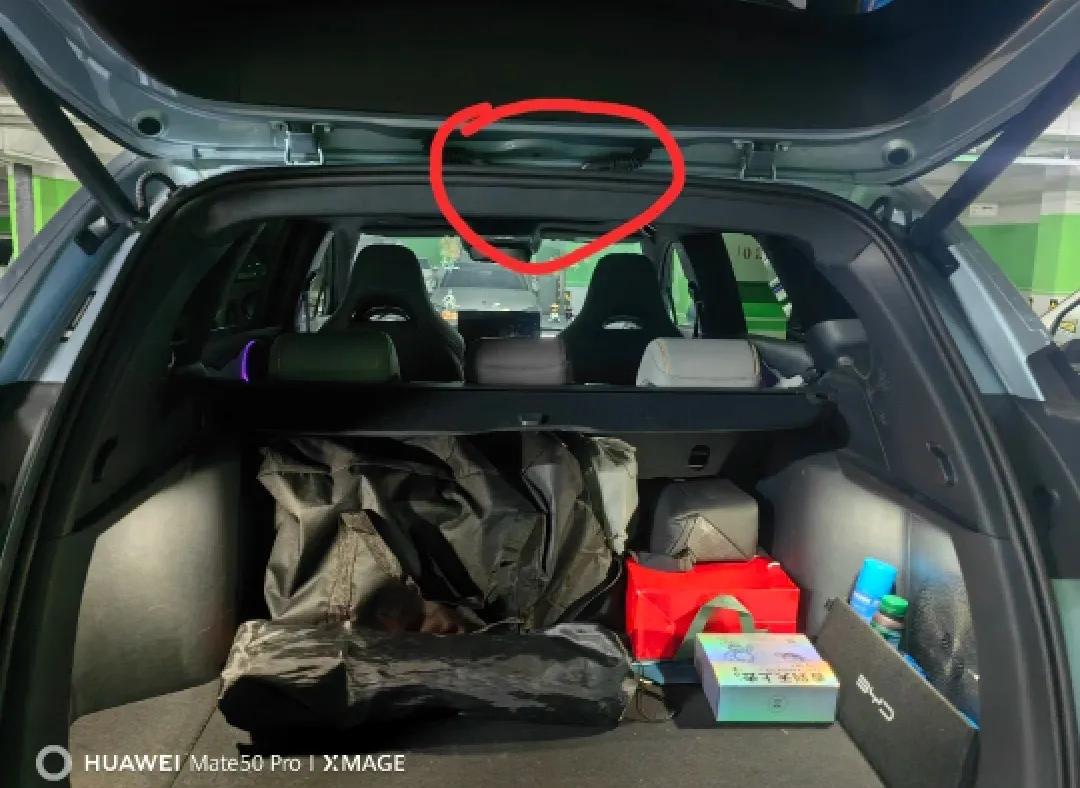 前有问界骑比亚迪，后有比亚迪夹华为。把手机放后备箱照明，结果瞅了根烟搞忘了，电动