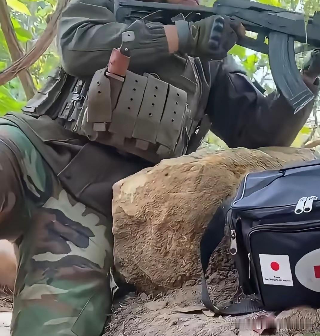 柬埔寨前线出现日本援助的物资？网传柬埔寨士兵在前线阻击泰国军队，可大家发现柬埔寨