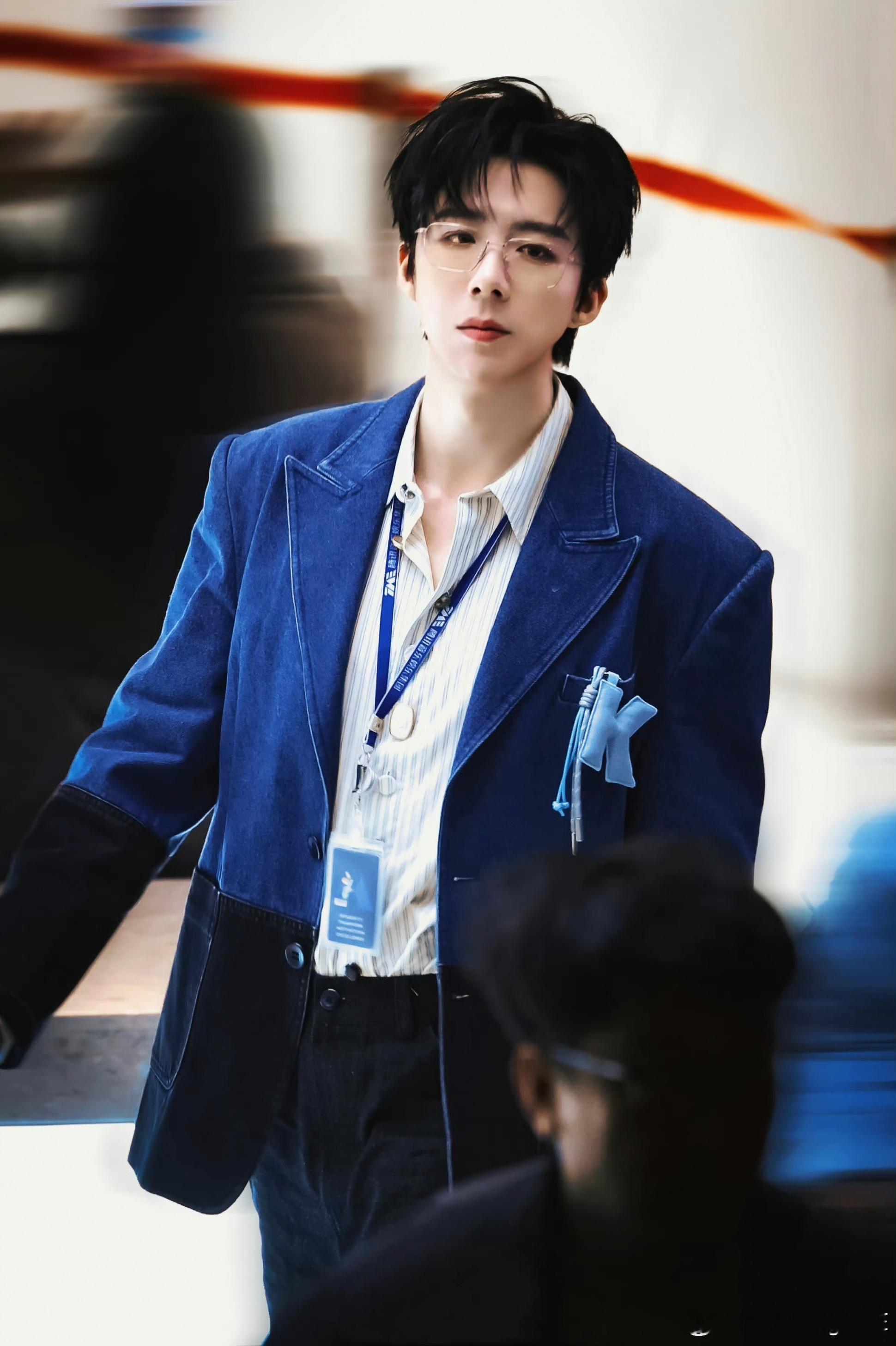 摩登兄弟 万人中央，唯你是光。 