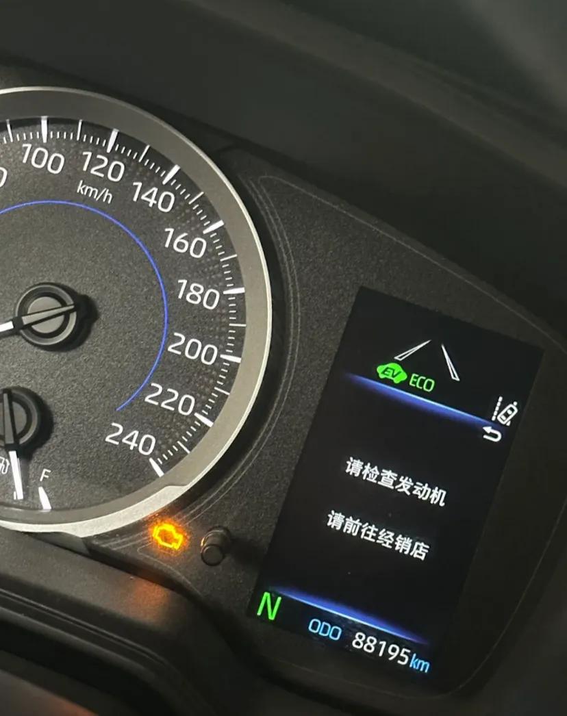 发动机故障灯亮起，多次检查不出原因
上半年有几个月时间，小车的发动机故障灯突然亮