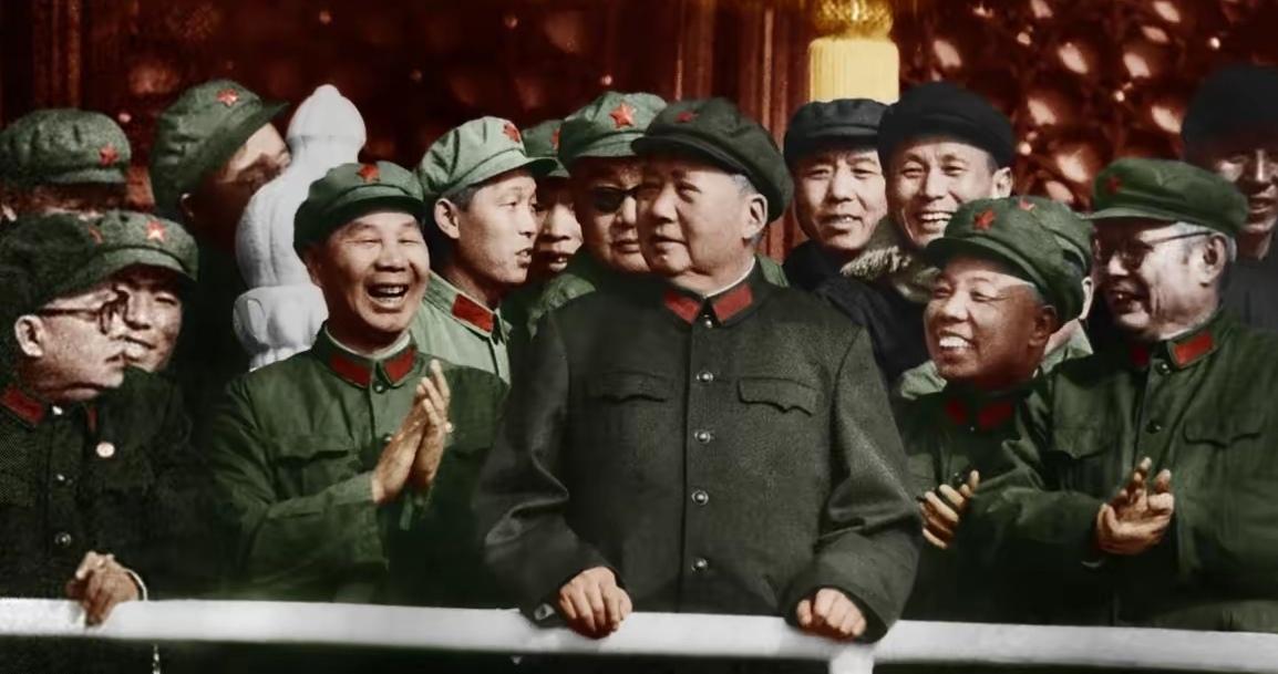1966年绝版彩照：毛主席C位领衔，叶帅与指战员同着65式军装共框
 
这张19