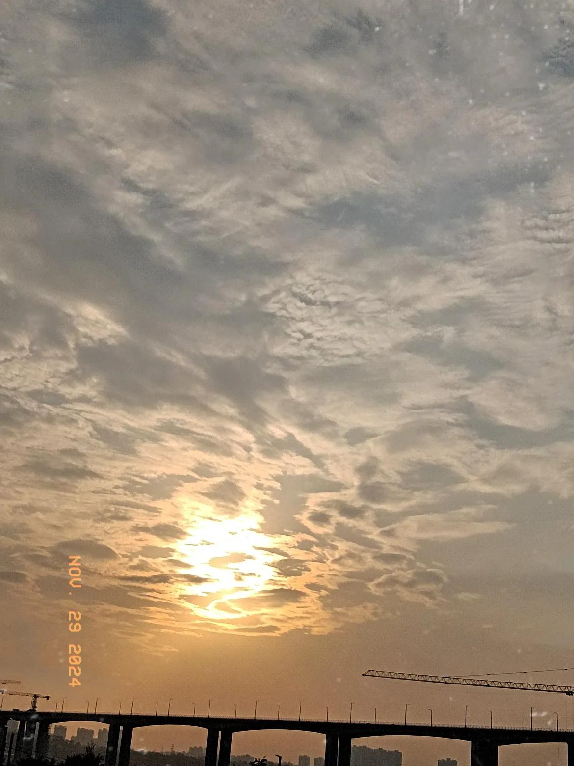 夕阳下的城市，忙碌与宁静交织夕阳下的这座城