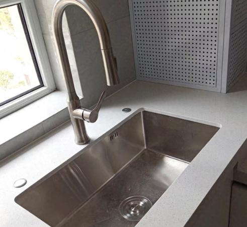 我家楼下住着个中年阿姨，家里永远干净，却从没见过她大扫除。我忍不住取经，她笑着说