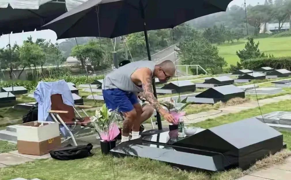 具俊晔现身大S墓地这事真挺让人感慨。大S感情经历丰富，最后和具俊晔旧情复燃走到一
