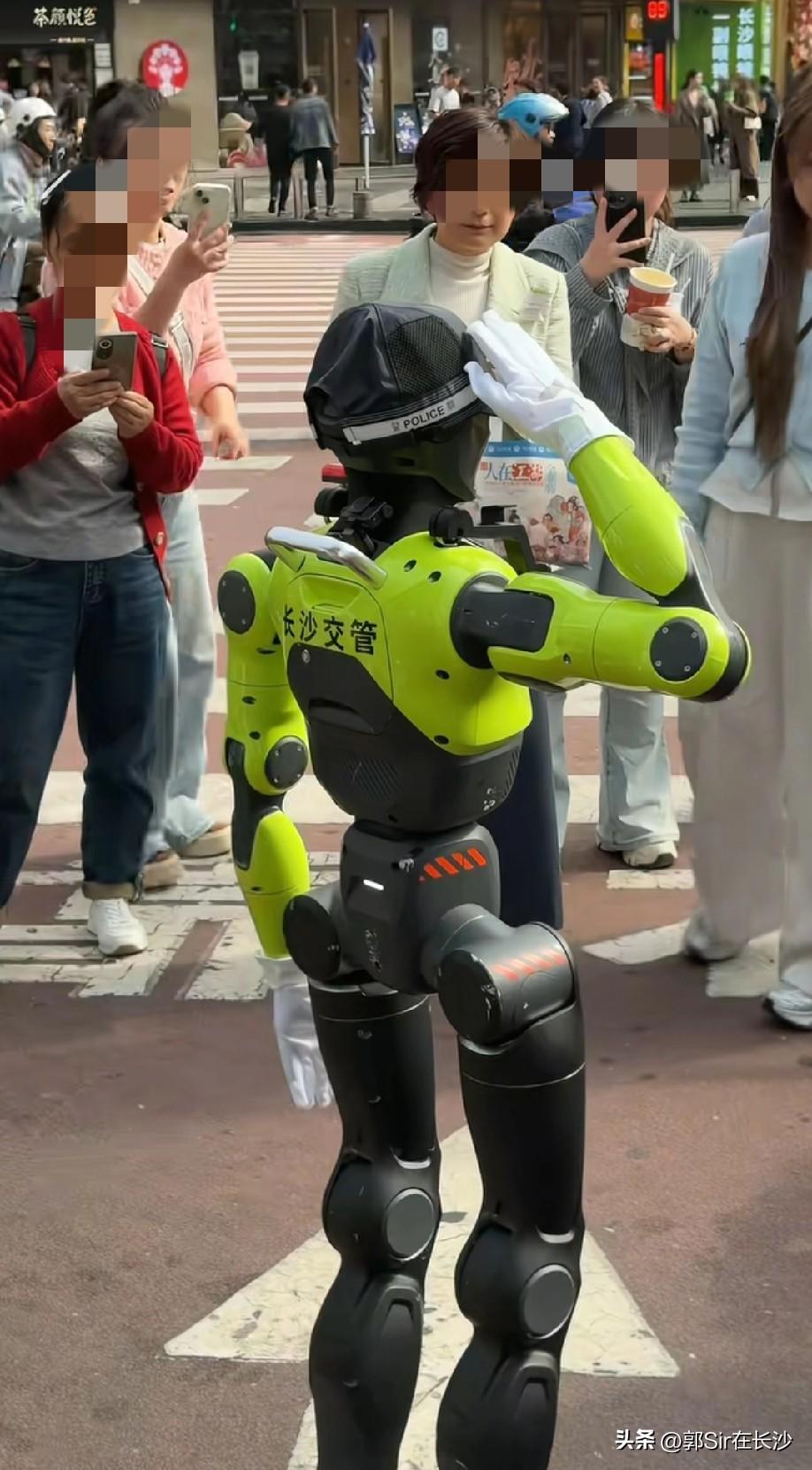 长沙太会整活了，长沙交警机器人亮相五人广场指挥交通，这个是机器人行业与城市互相利