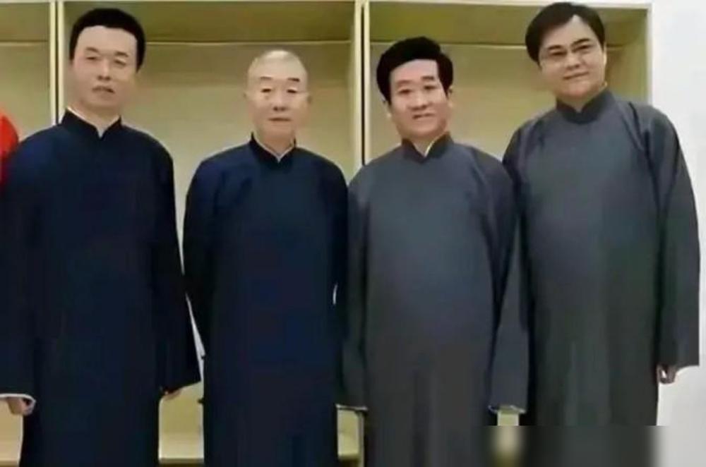 曾经公开撕破脸的三师兄弟，高峰、赵津生、刘春山竟然同框了，笑得还挺真。你再看照片