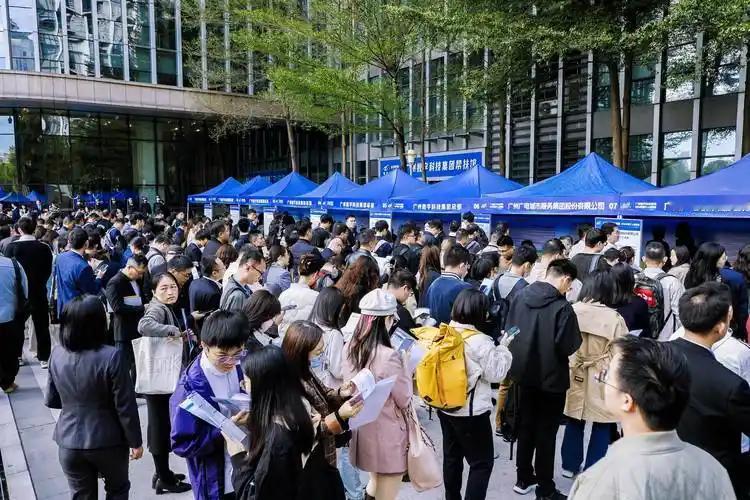 中美“差距”究竟在哪？
 
邱震海语出惊人：“中国辛辛苦苦在14亿人中培养人才，