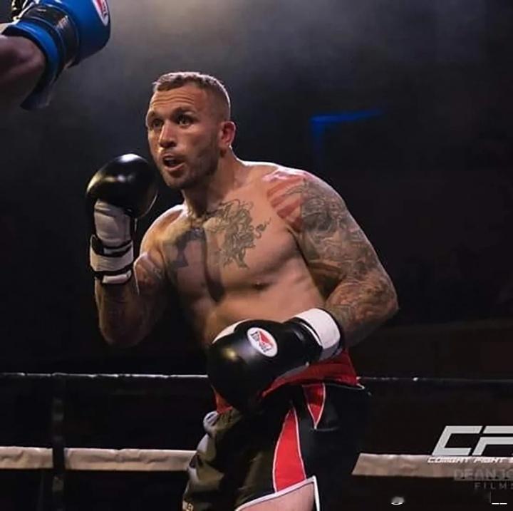 据太阳报独家报道，32岁的切尔西女足队长米莉-布赖特与健身教练分手，后者已经搬出