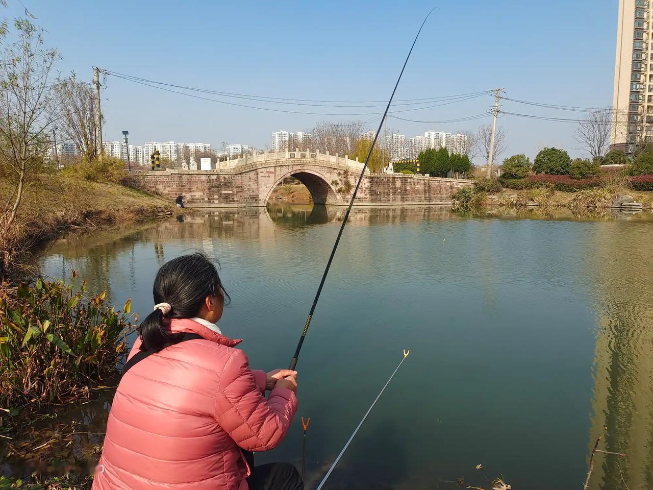 这里的水系直通东湖，可以任意钓鱼，是一个休闲钓鱼的好地方