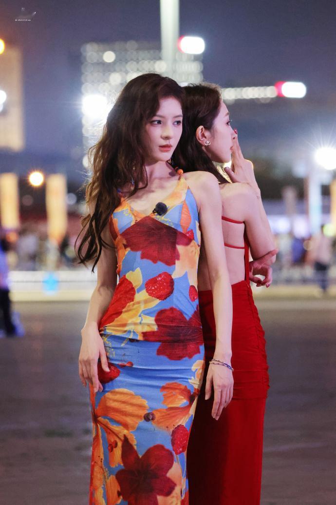 近日张予曦在出席时尚活动的时候搭配的很漂亮，像个迷人的少女。

她这回穿了一件印