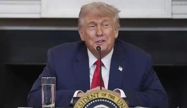 特朗普在台湾问题上，终于不装了！但这恰恰证明，美国，已经不行了！很多人以为美国放