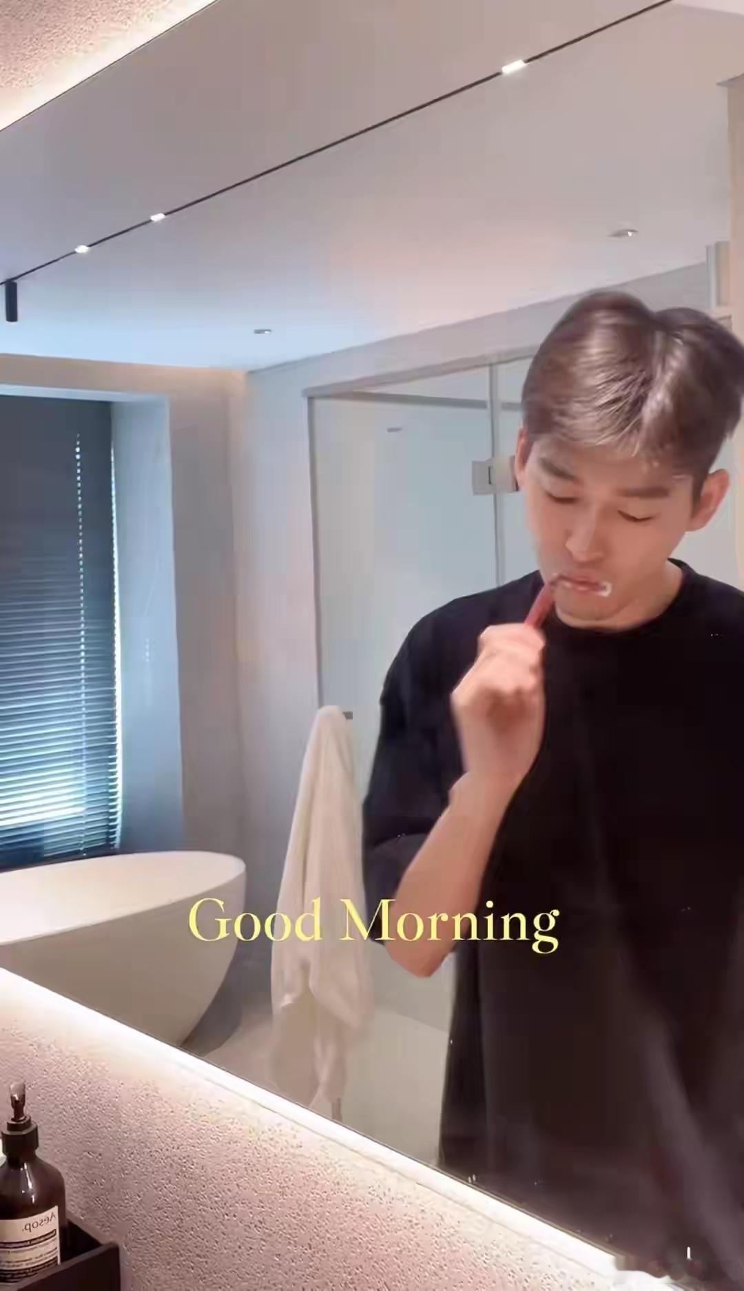 张翰晒vlog，他大口喝豆汁还爱吃醋，41岁仍有少年感一点都不油，就是这车总是会