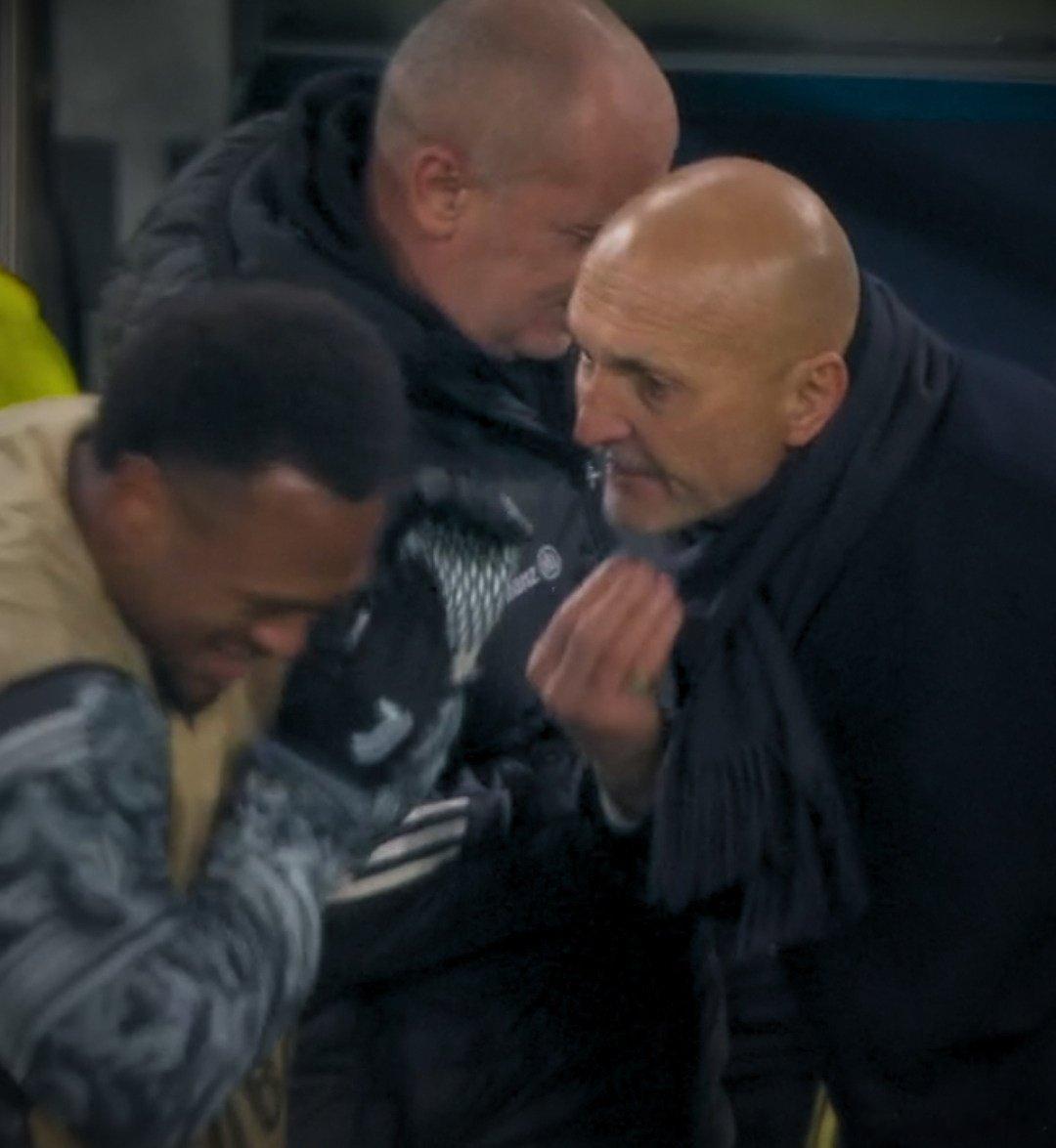 全市场：奥蓬达对阵摩纳哥的比赛再次突显了他不能作为中锋的属性，他更适合在高压逼抢