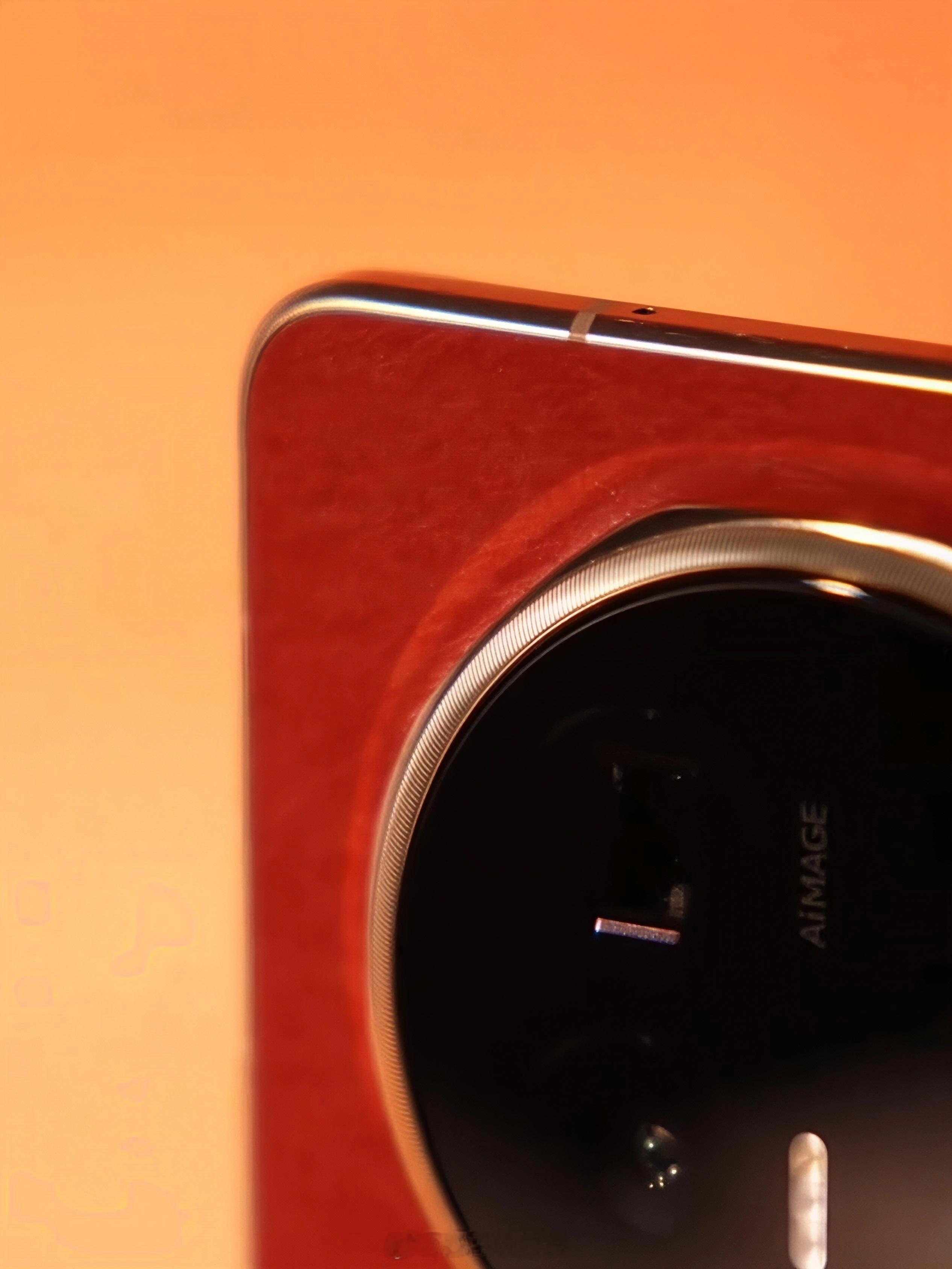 荣耀Magic V6 赤兔红太好看了！配色的灵感源自三国名驹“赤兔马”，寓意“马