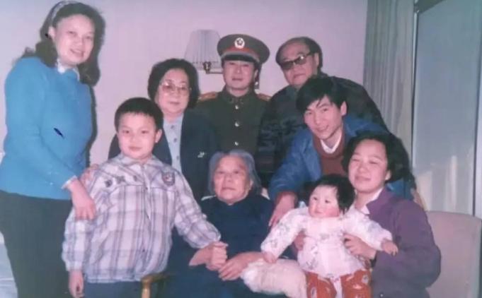 1983年就在朱德总司令的孙子被执行死刑的第二天，朱老总的夫人康克清外出参加重要