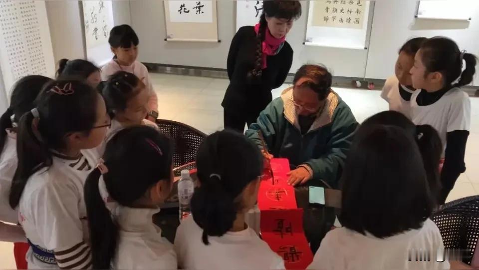 这个问题问到点子上了。作为带过很多初学魏碑学生的老师，我可以很肯定地告诉大家：