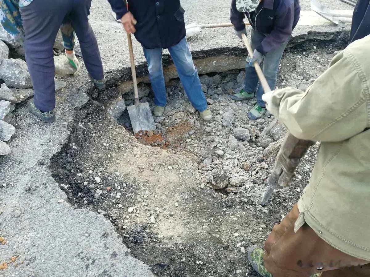 今天从建工路过，又一次见到挖机再那里破人行道。这个建工路从修好到现在人行道都不知