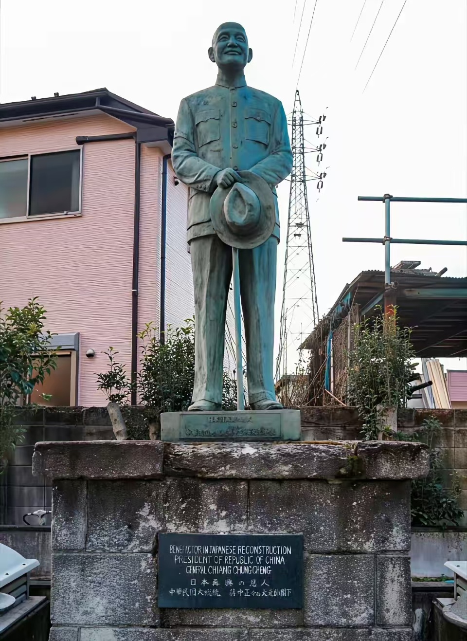 这个常凯申雕像实在那座城市？ 