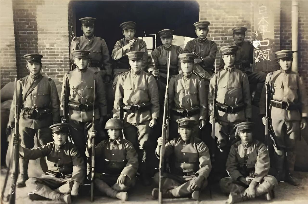 魔鬼部队——日本关东军！1931 年 “九一八事变” 后，日军占领东北军营房时的