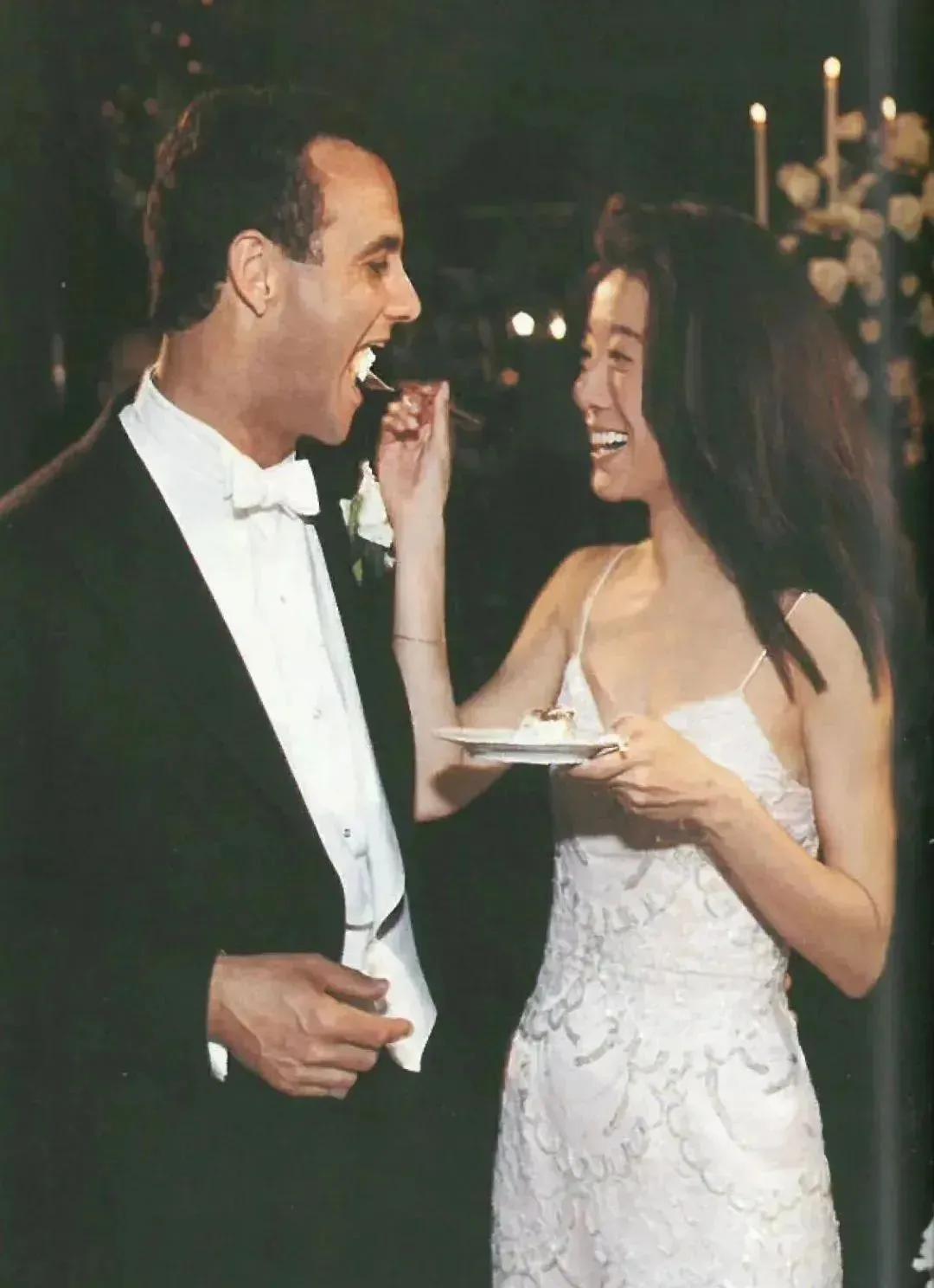 一次活动，记者问婚纱女王 王薇薇：“您身家40亿，74岁找个20岁的男友，不怕他