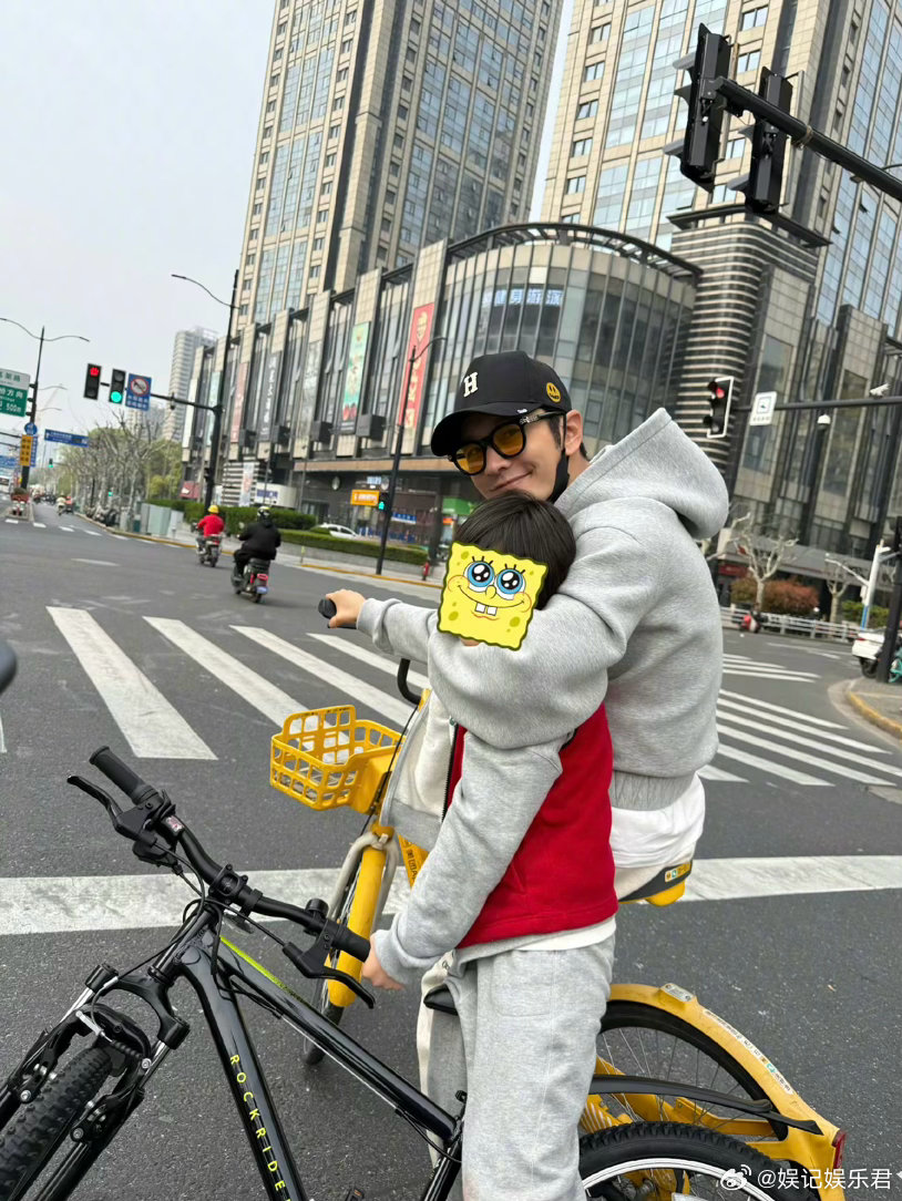 黄晓明带小海绵骑行，父子俩穿同色卫衣，小海绵个头又长高不少，父子俩感情真好黄晓明
