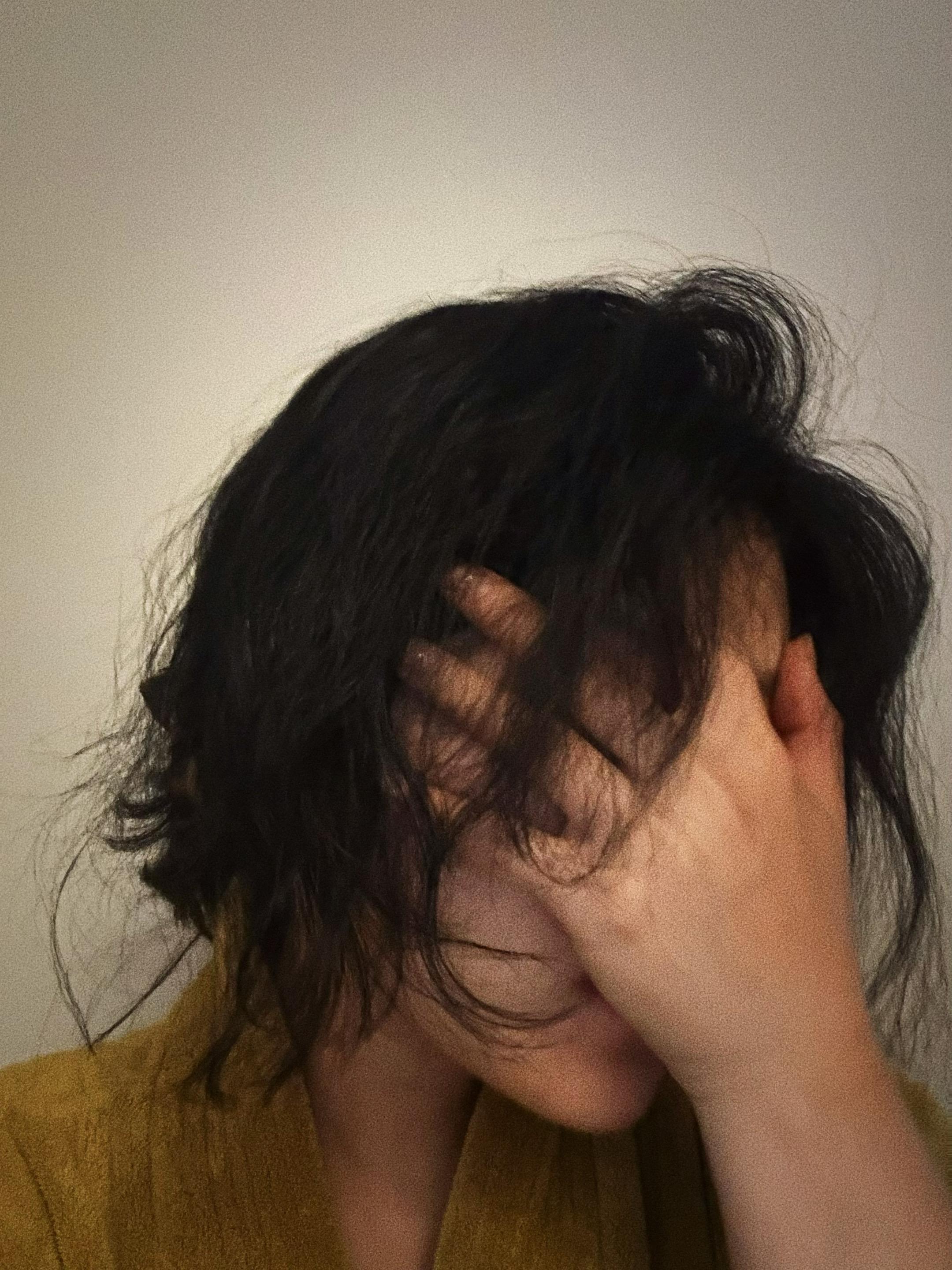 一切看起来都正常，只有我知道自己快碎了。一个人活成了千军万马 晚上缝缝...