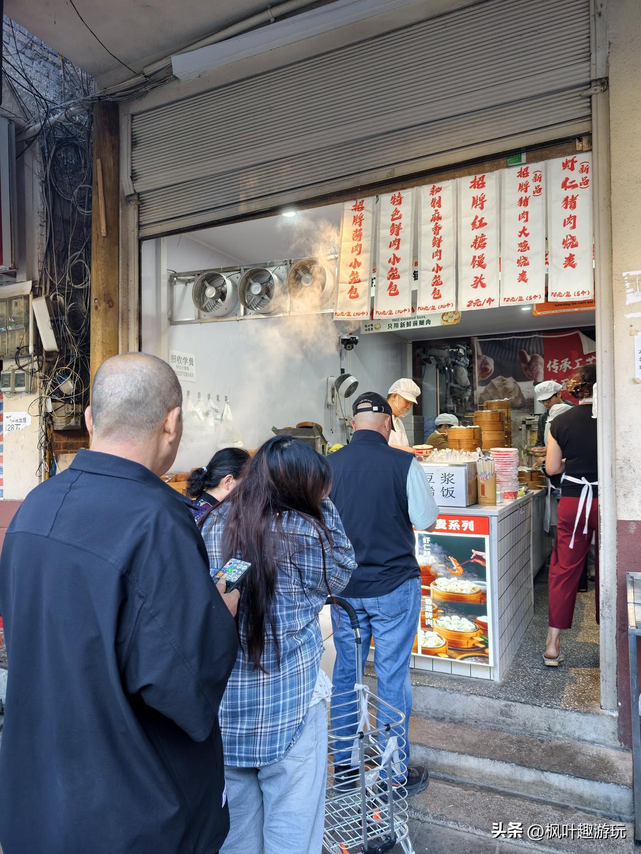 避暑大军是撤回，黄水还是有不少人坚守。网红包子还是要排小长队。