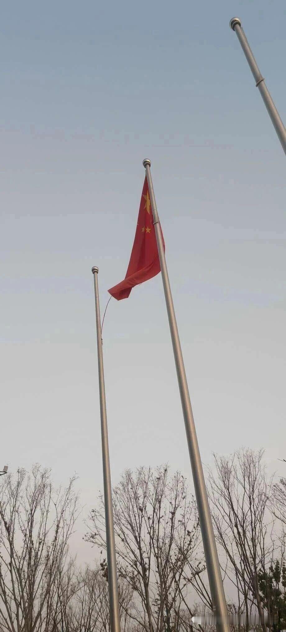 【响水县医院门口国旗破损严重，请更换！】市民反映响水县医院门口的国旗，褪色，损坏