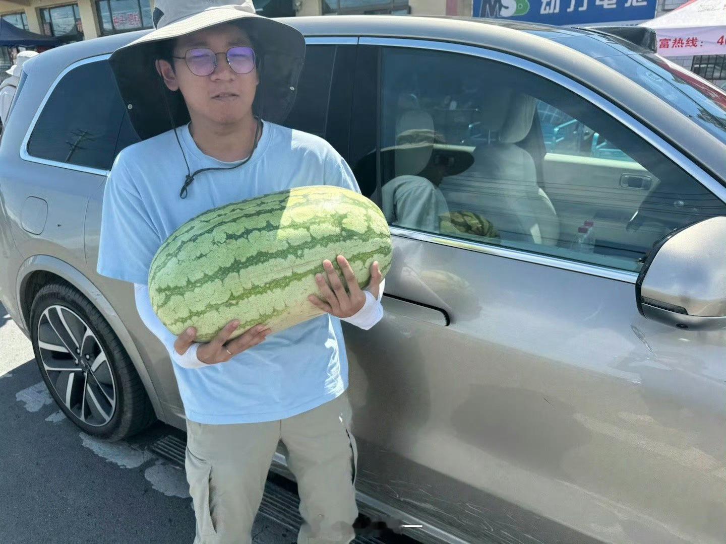我还是怀念新疆那个西瓜，4毛钱一斤，一个40斤，那么大一个才15元，而且超级好吃
