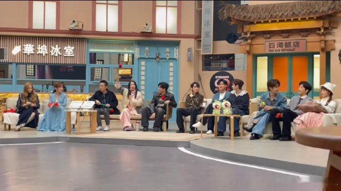 黄龄真的把对张信哲的热爱藏进了音乐里，从年少时的偶像到如今并肩合唱，这份奔赴太动