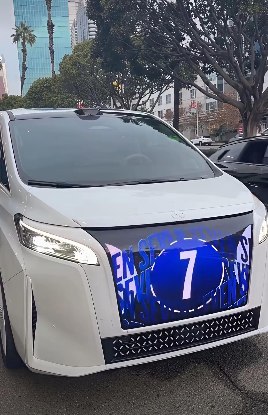 脑洞大开啊，车头安装一个大屏幕，实不实用暂且不论，这个配置是为了给谁看呢？难道是