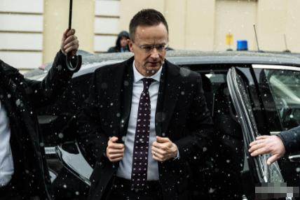 匈牙利公开喊话中国
当地时间27日，匈牙利外长西雅尔多公开表示：中国已经连续3年