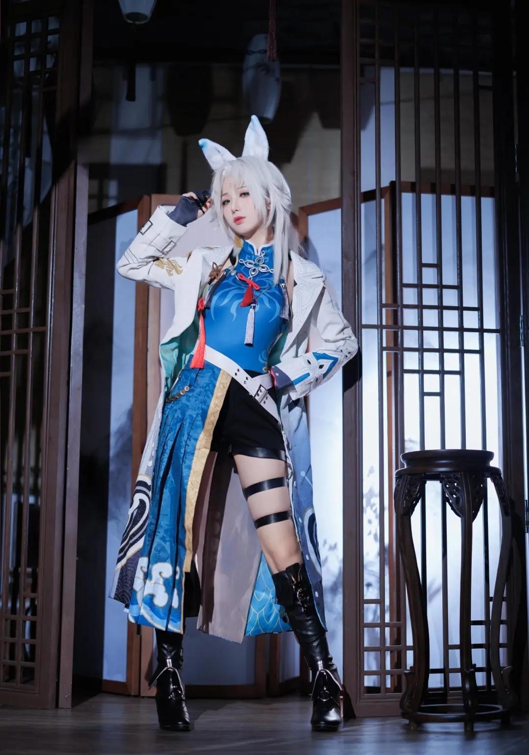 绝美coser演绎国风狐系少女，次元壁破了！
 
一袭蓝白国风穿搭尽显飒爽与雅致